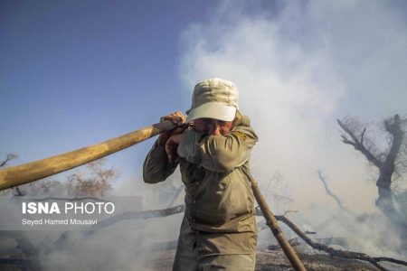 تلاش برای مهار آتش در میکروتالاب «الهایی» اهواز